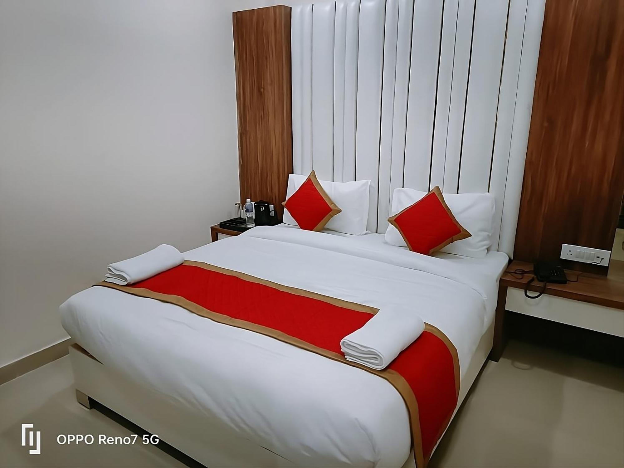 Hotel Shree Radha Krishna Varanasi Exterior foto